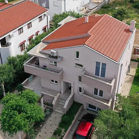 Privatunterkunft Pool With Traditional Dalmatian Konoba Nin
