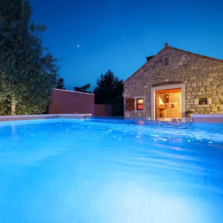 Pool With Traditional Dalmatian Konoba منزل للإقامة نين