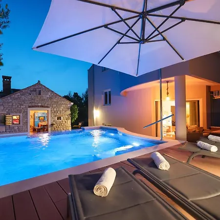 Pool With Traditional Dalmatian Konoba Privat bolig Nin