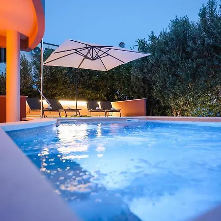 Pool With Traditional Dalmatian Konoba منزل للإقامة نين