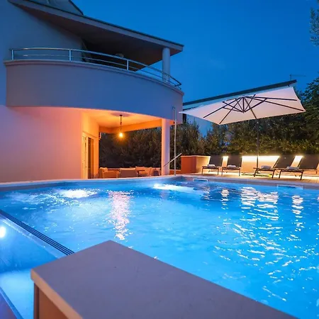Pool With Traditional Dalmatian Konoba Privatunterkunft