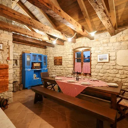 Privatunterkunft Pool With Traditional Dalmatian Konoba Nin