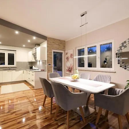 Pool With Traditional Dalmatian Konoba Privat bolig *