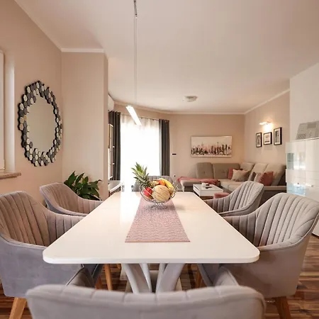 Pool With Traditional Dalmatian Konoba * 닌