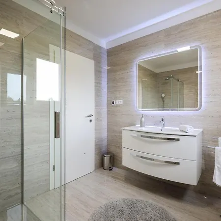 Pool With Traditional Dalmatian Konoba Privat bolig