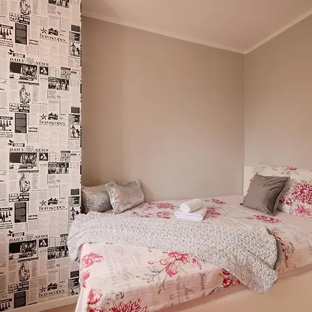 Pool With Traditional Dalmatian Konoba Privat bolig Nin