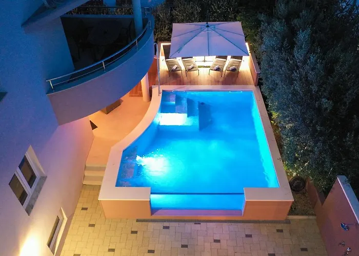 Pool With Traditional Dalmatian Konoba * 닌