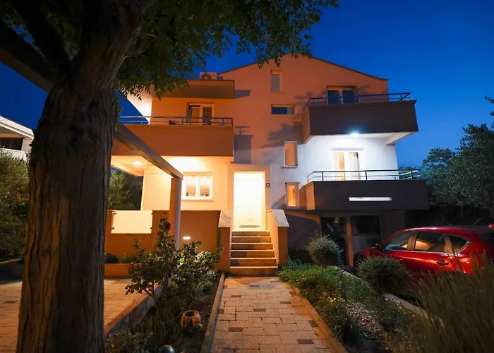 Pool With Traditional Dalmatian Konoba 홈스테이 닌