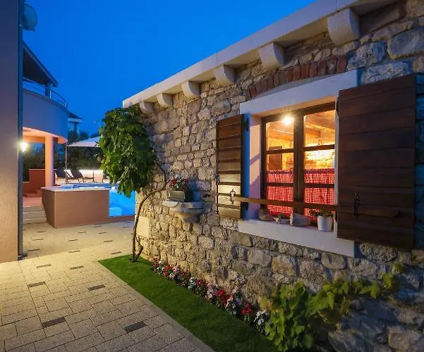 Pool With Traditional Dalmatian Konoba Alloggio in famiglia *