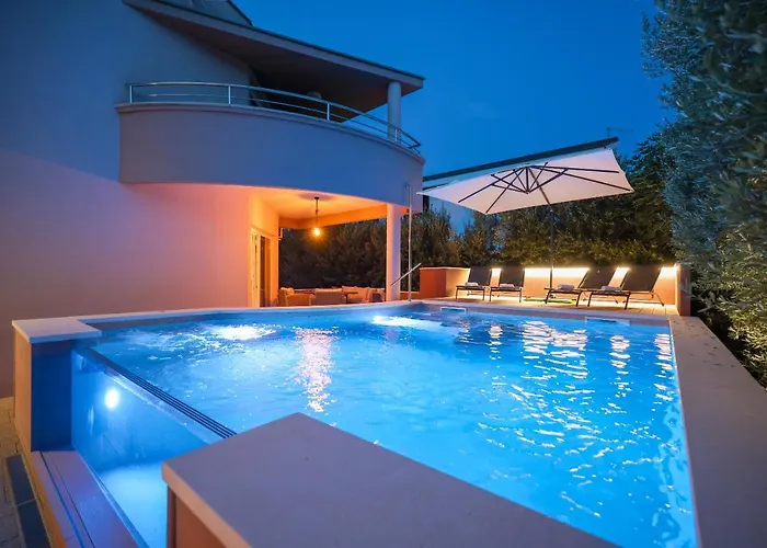 Pool With Traditional Dalmatian Konoba 홈스테이