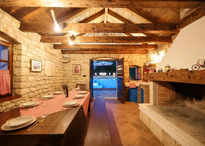 Pool With Traditional Dalmatian Konoba 홈스테이 *