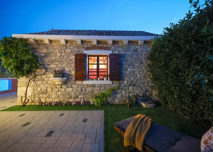 Pool With Traditional Dalmatian Konoba Alloggio in famiglia Nin