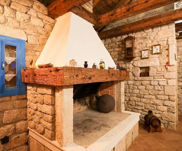 Pool With Traditional Dalmatian Konoba Alloggio in famiglia *