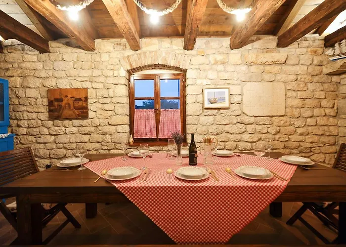 Pool With Traditional Dalmatian Konoba 홈스테이 닌