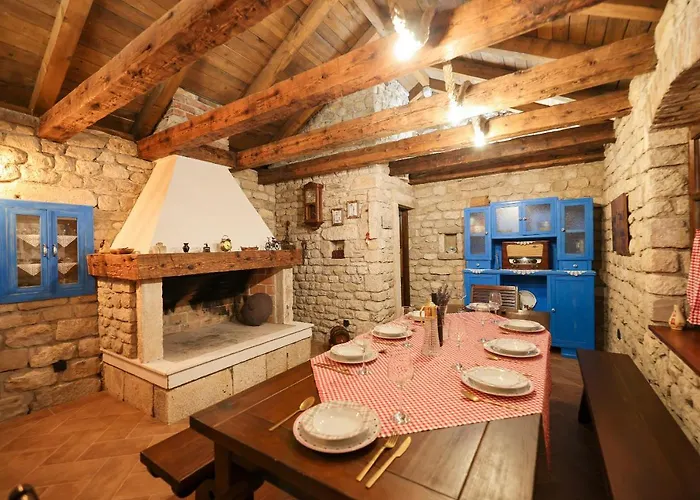 Pool With Traditional Dalmatian Konoba 홈스테이 닌