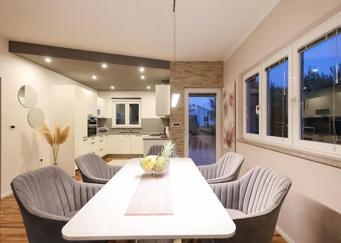 홈스테이 Pool With Traditional Dalmatian Konoba 닌