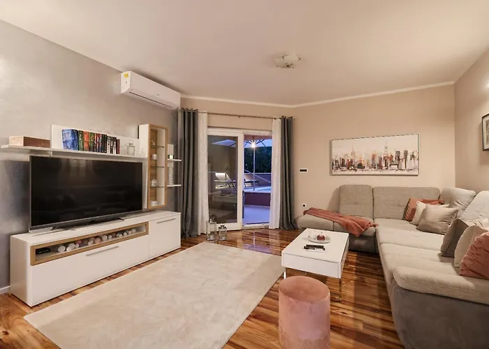 Pool With Traditional Dalmatian Konoba Alloggio in famiglia *