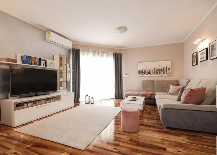 Pool With Traditional Dalmatian Konoba 닌