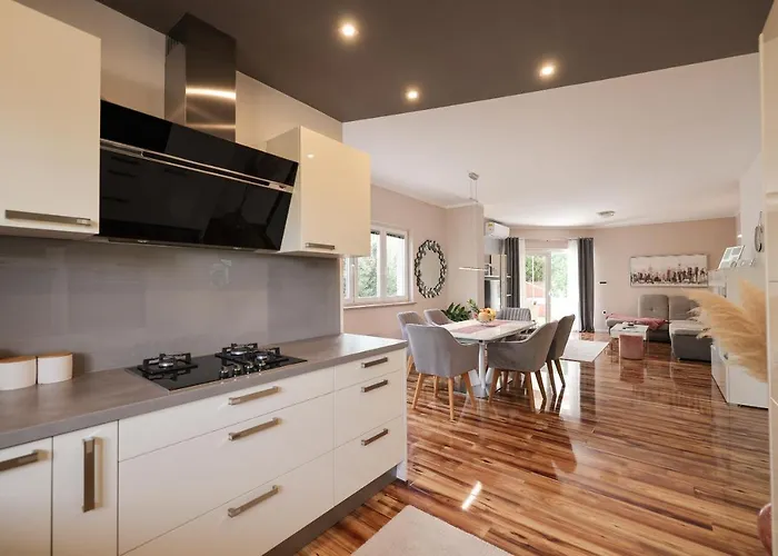 Pool With Traditional Dalmatian Konoba 홈스테이 닌