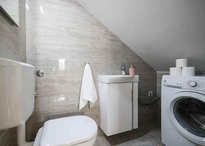 Pool With Traditional Dalmatian Konoba 닌