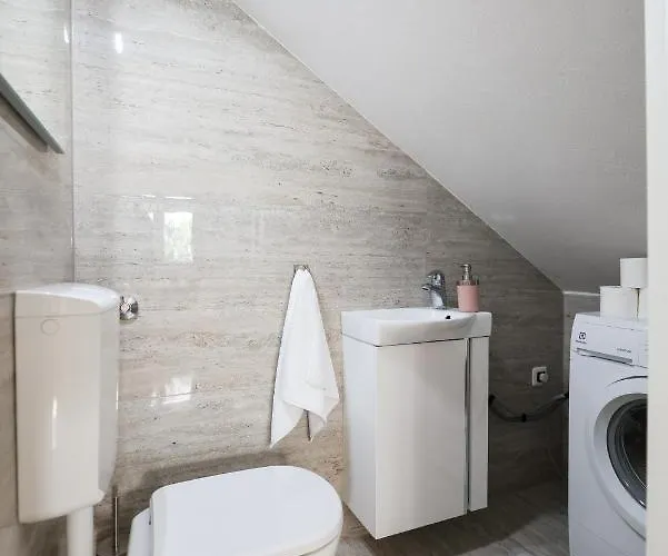 Pool With Traditional Dalmatian Konoba 홈스테이 닌