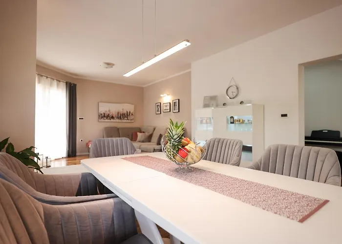 Pool With Traditional Dalmatian Konoba 홈스테이 *