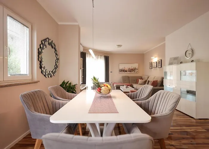 Pool With Traditional Dalmatian Konoba * 닌