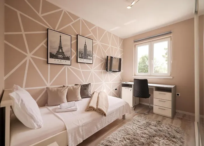 Pool With Traditional Dalmatian Konoba 홈스테이 *