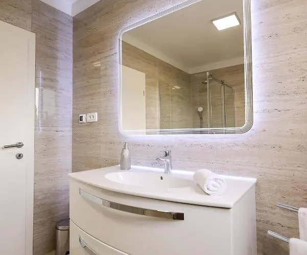 Pool With Traditional Dalmatian Konoba 닌