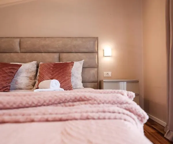 Pool With Traditional Dalmatian Konoba 닌