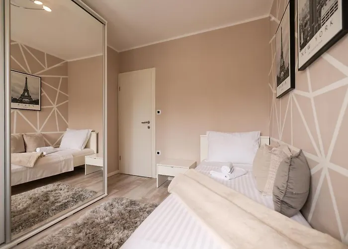 Pool With Traditional Dalmatian Konoba 홈스테이 닌