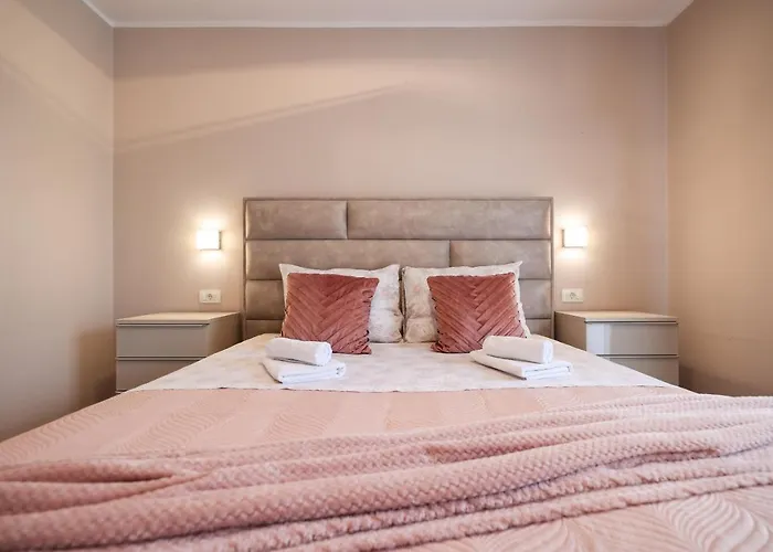 Pool With Traditional Dalmatian Konoba 닌