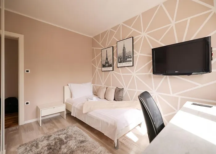 Pool With Traditional Dalmatian Konoba 홈스테이 닌