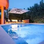 Pool With Traditional Dalmatian Konoba Ostanak kod kuće Nin