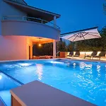 Pool With Traditional Dalmatian Konoba Ostanak kod kuće