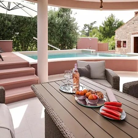 Pool With Traditional Dalmatian Konoba בית אירוח נין