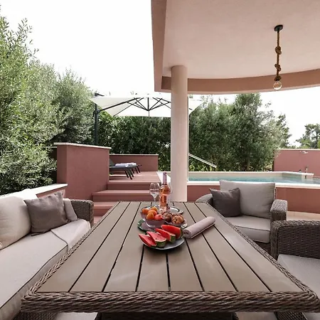 Pool With Traditional Dalmatian Konoba בית אירוח