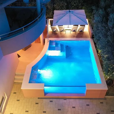 Pool With Traditional Dalmatian Konoba * נין