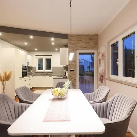 Alloggio in famiglia Pool With Traditional Dalmatian Konoba Nin