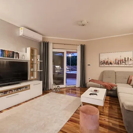 Pool With Traditional Dalmatian Konoba Alloggio in famiglia *