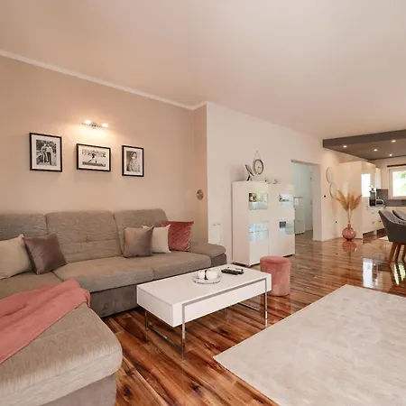 Alloggio in famiglia Pool With Traditional Dalmatian Konoba