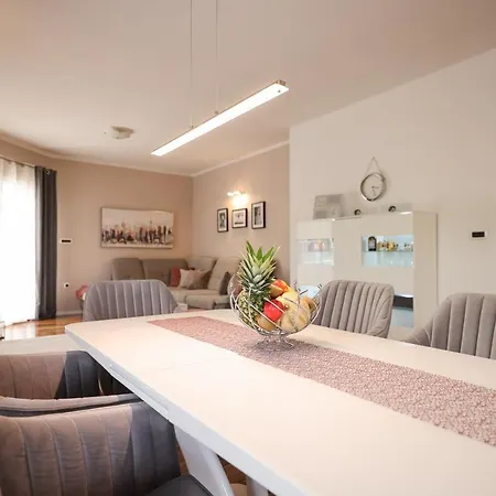 Pool With Traditional Dalmatian Konoba Alloggio in famiglia *