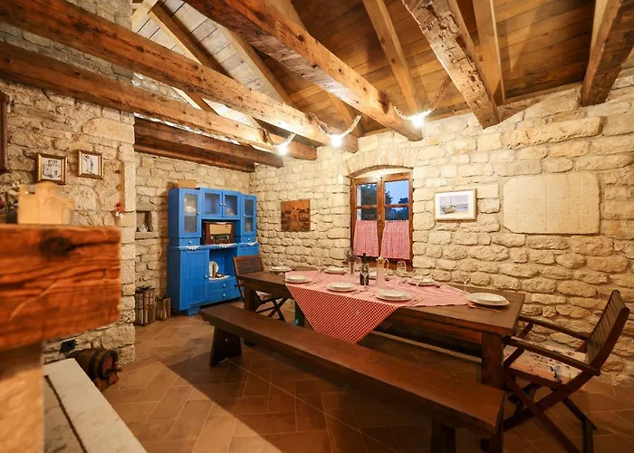 Rum i privatbostad Pool With Traditional Dalmatian Konoba Nin
